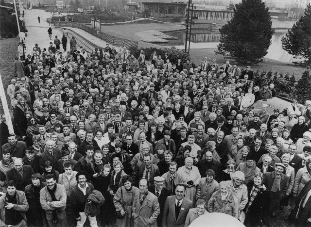 Flevohof 9 maart 1985. Dit was het begin. 500 mensen die de familienaam Pater hadden of daar van afstamden kwamen op 9 maart 1985 in de Flevohof bijeen. De oproep daarvoor kwam van Jan van Doorn uit 't Goy bij Houten, om te kijken of er voldoende belangstelling was voor een vereniging.